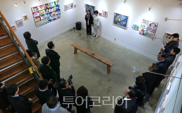 ▲공주시 ‘대통길 미술관(대통1길 50번지)’에서 지난 14일 열린 임주연 작가 개인전 개막행사 모습. /사진-투어코리아뉴스 류석만 기자