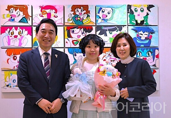 ▲임주연 작가의 생애 첫 개인전 개막 축하 기념촬영 모습(왼쪽부터 아버지 박수현 국회의원, 자녀 임주연 작가, 어머니 김영미). /사진-투어코리아뉴스 류석만 기자