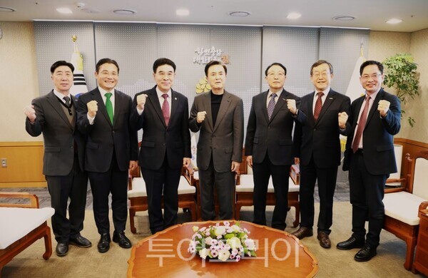 ▲계룡시는 지난 12일 충남도청에서 ‘2026년 대한민국 국제방위산업 전시회(KADEX)’ 개최 준비 상황을 확인하고 상호 협력 방안을 논의했다(왼쪽 세 번째부터 이응우 계룡시장, 김태흠 충남도지사). 사진-계룡시