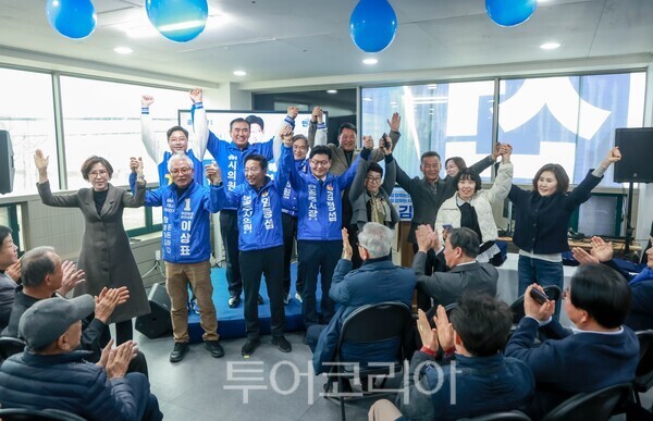 ▲15일 김정섭(민선7기 공주시장) 더불어민주당 공주시장 예비후보가 대규모 선거대책위원회를 출범시키며 본격 선거활동에 나섰다. /사진-김정섭 예비후보 캠프