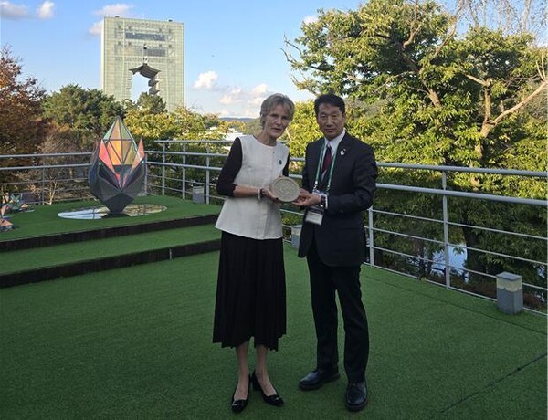 김남일 경북문화관관공사 사장이 카니 캐나다 총리부인에게 기념품을 전달하고 있다. /사진=경북문화관광공사