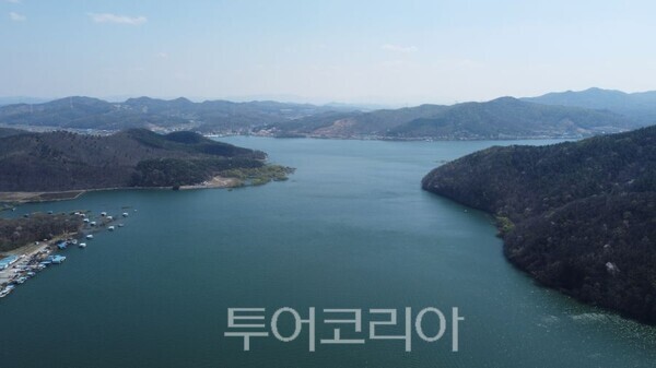 이동저수지와 송전천 전경/투어코리아뉴스 정명달 기자