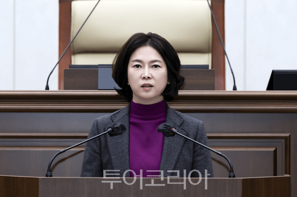 김포시의회 유영숙 의원이 16일 열린 제266회 임시회 제1차 본회의에서 5분 자유발언을 하고 있다.