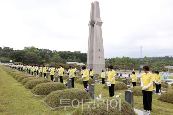 지난해 5월 신천지자원봉사단 광주지부 회원들이 광주시 북구 운정동 국립 5·18민주묘지를 방문해 묘비정화 활동을 하고 있다. /사진-신천지 베드로지파