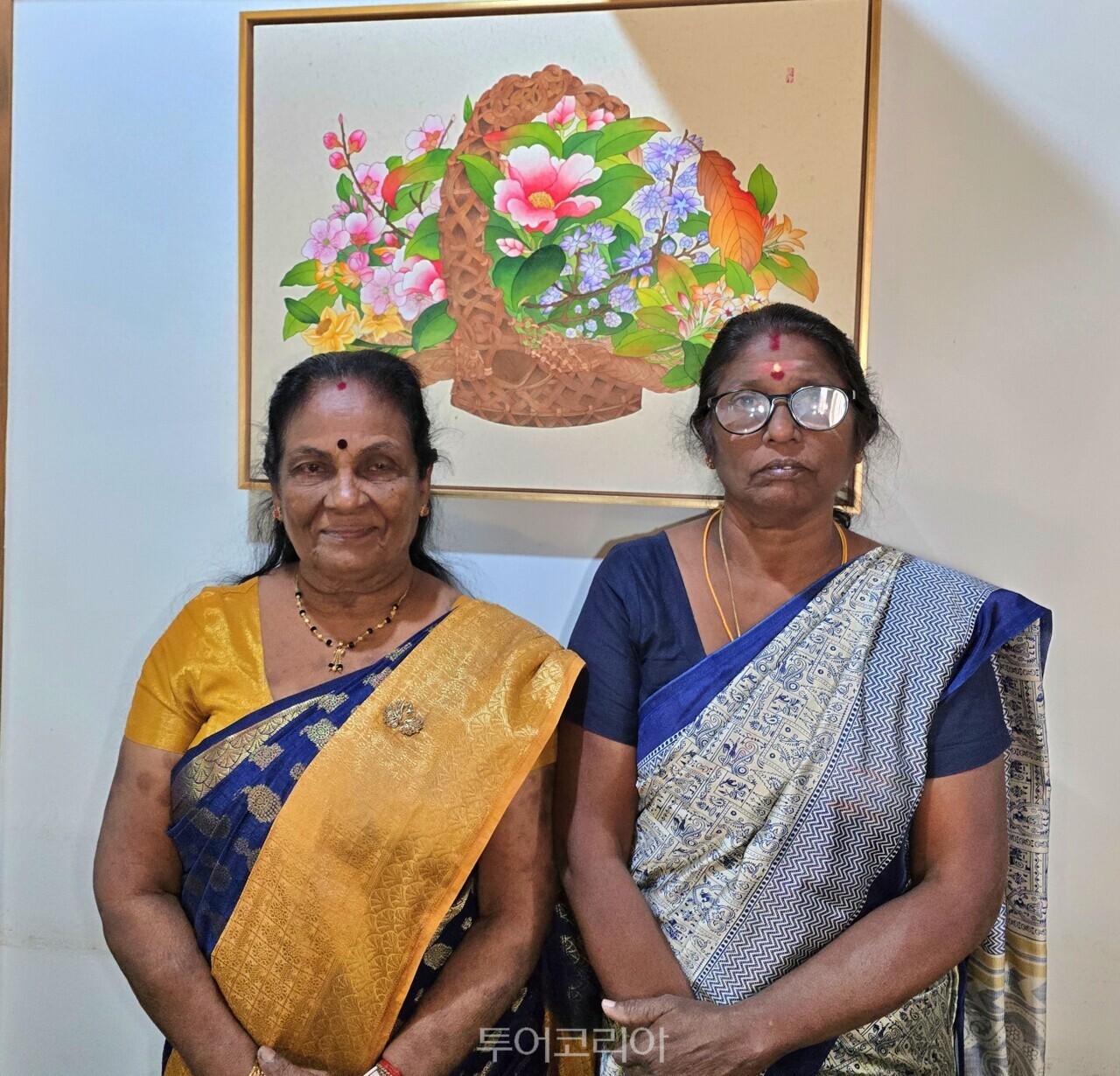 스리랑카 강제실종자가족협회(ARED)의 릴라데비 아난다나다라야 사무총장과 사로야 칸타사미(Saroja Kanthasamy) 활동가