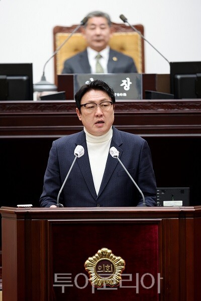 인천광역시의회 문화복지위원회 신충식 의원이 17일 열린 ‘제307회 임시회’ 제1차 본회의에서 5분 자유발언을 하고 있다.