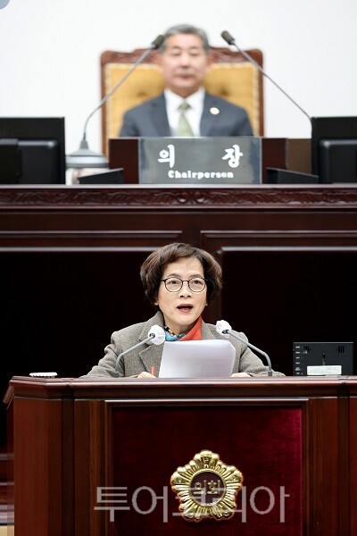 인천광역시의회 행정안전위원회 신영희 의원이 17일 열린 ‘제307회 임시회’ 제1차 본회의에서 5분 자유발언을 하고 있다.