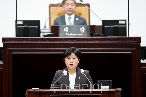 인천광역시의회 행정안전위원회 유승분 의원이 17일 열린 ‘제307회 임시회’ 제1차 본회의에서 5분 자유발언을 하고 있다.