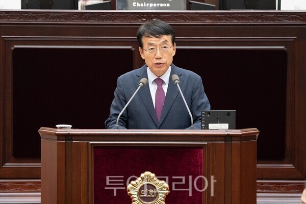 인천광역시의회 건설교통위원회 허식 의원이 24일 열린 제301회 임시회에서 5분 자유발언을 하고 있다.