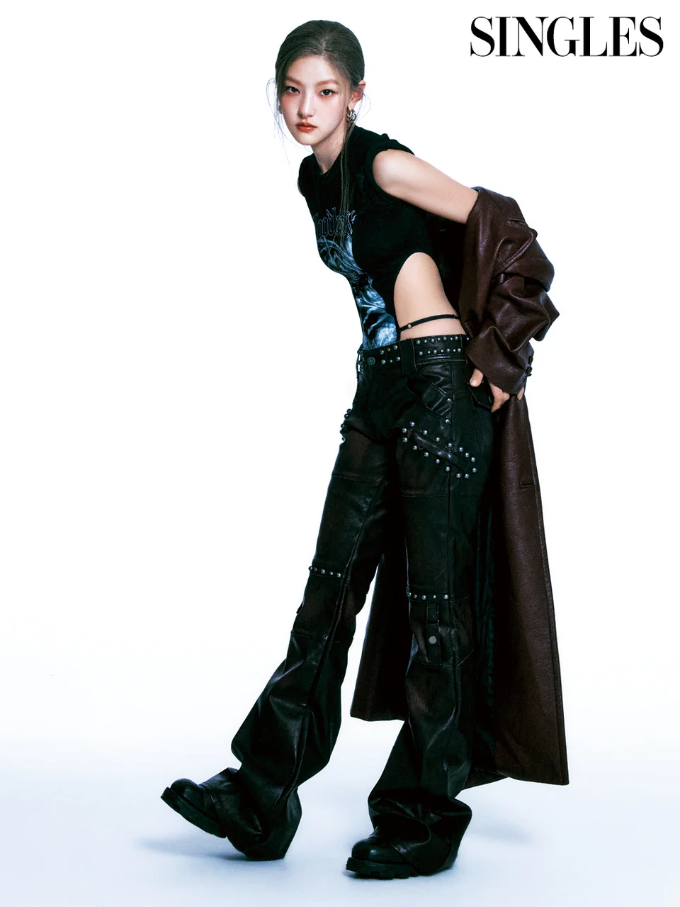 하늘 — 스터드 레더 팬츠에 롱 코트, 락시크의 정점/사진=싱글즈