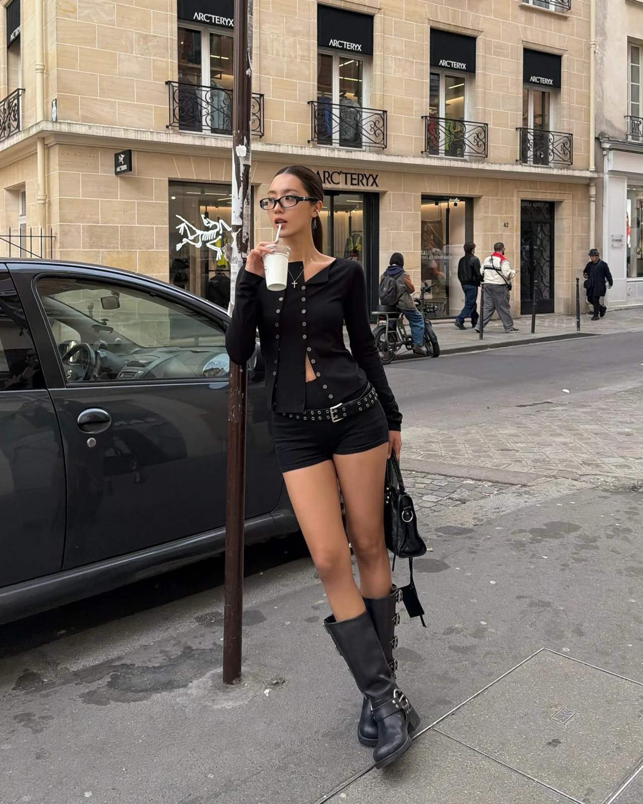 하이넥 레더 디테일 | 깃을 세워 연출한 하이넥 디자인으로 찬 바람을 막고 스타일리시함을 더한 모습 /사진=예리 인스타그램