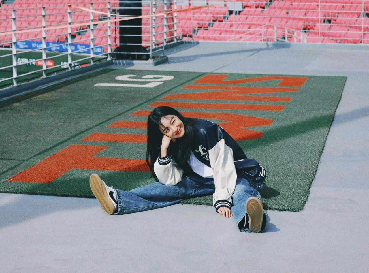 레드 배색 티셔츠 | 구단의 상징 컬러를 활용해 에너지를 더한 이너 스타일링 /사진=신소율 인스타그램