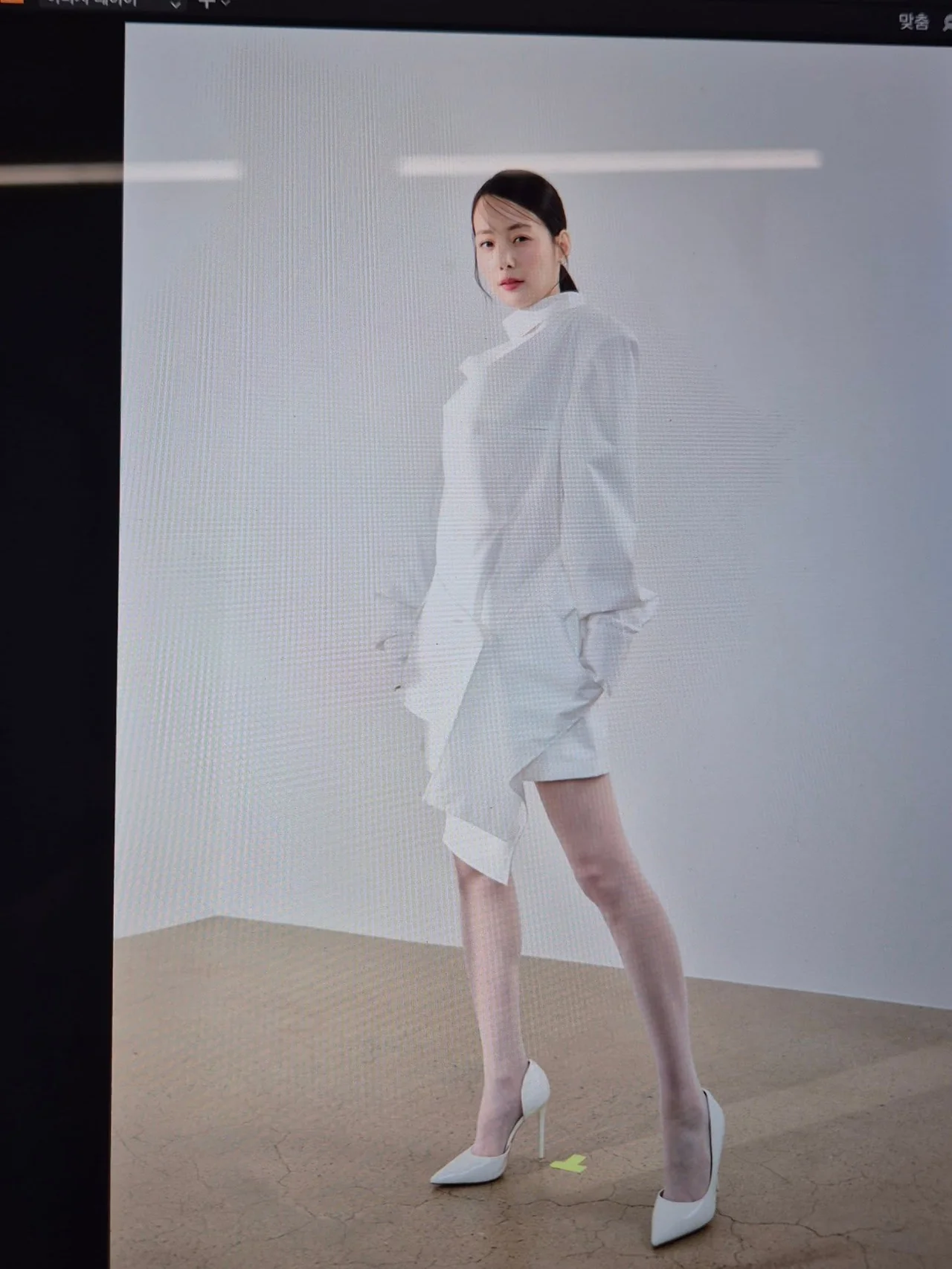 화이트 미니 드레스 | 독특한 드레이핑과 언밸런스한 밑단이 매력적인 화이트 룩 /사진=손여은 인스타그램