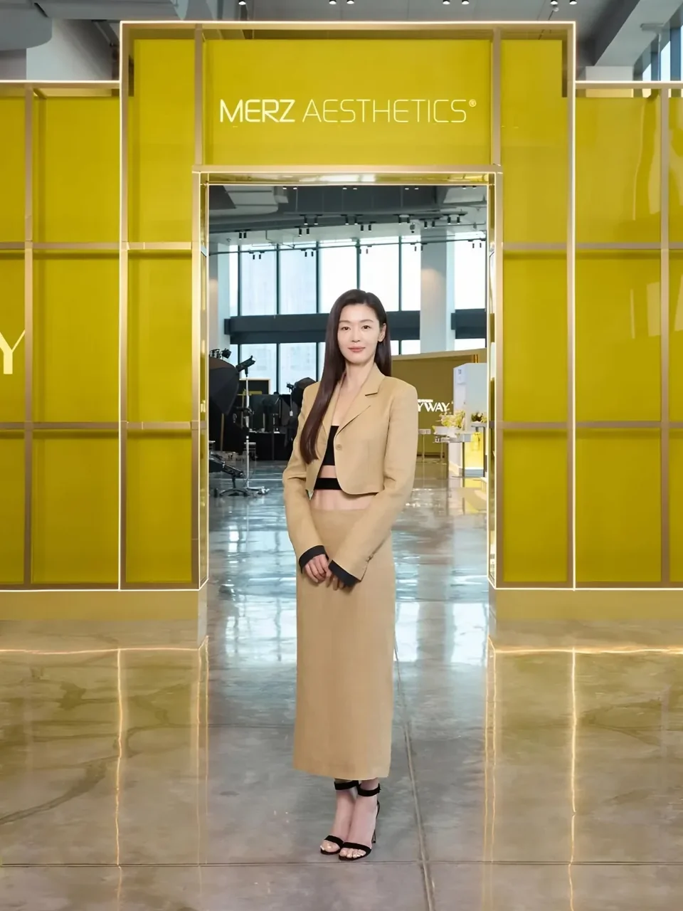 스트랩 샌들 힐 | 블랙 컬러의 미니멀한 디자인으로 전체적인 룩에 안정감을 더함 /사진=전지현 인스타그램