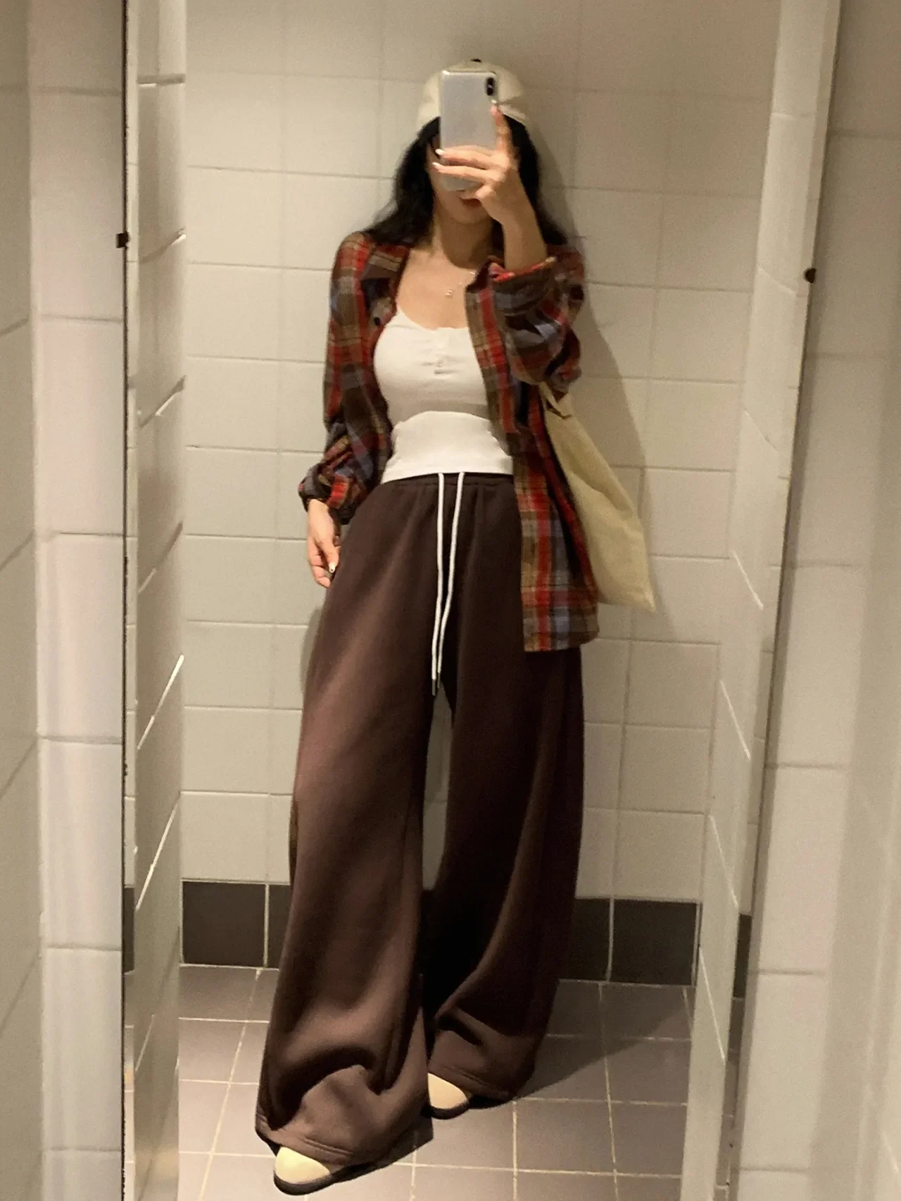 팀플 데이 최강 아이템, 다크 브라운 루즈 스웨트 조거 팬츠/사진=DAZY(데이지)