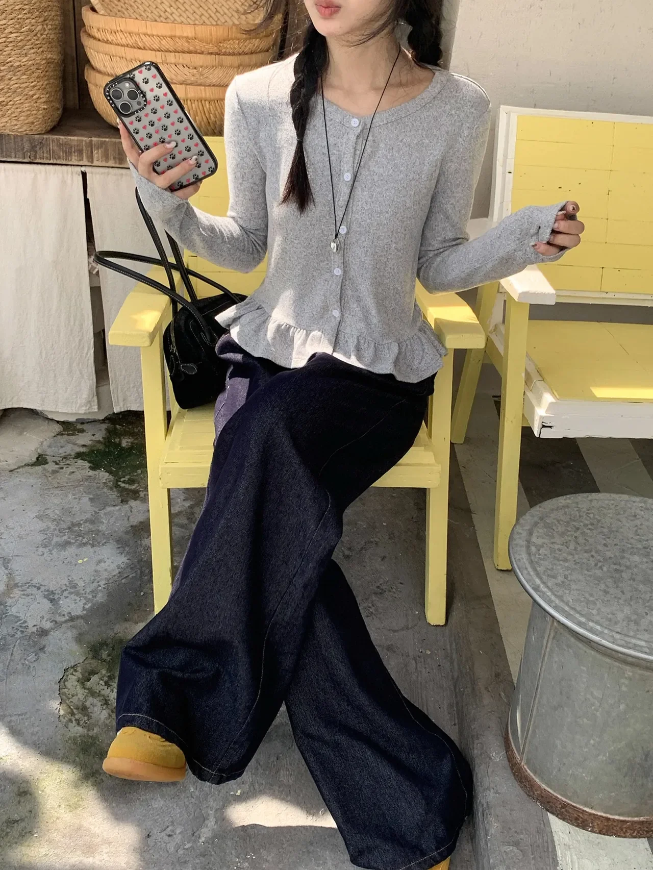 벚꽃 스폿 어디서 찍어도 자연스러운 러플 트림 그레이 톱/사진=DAZY(데이지)