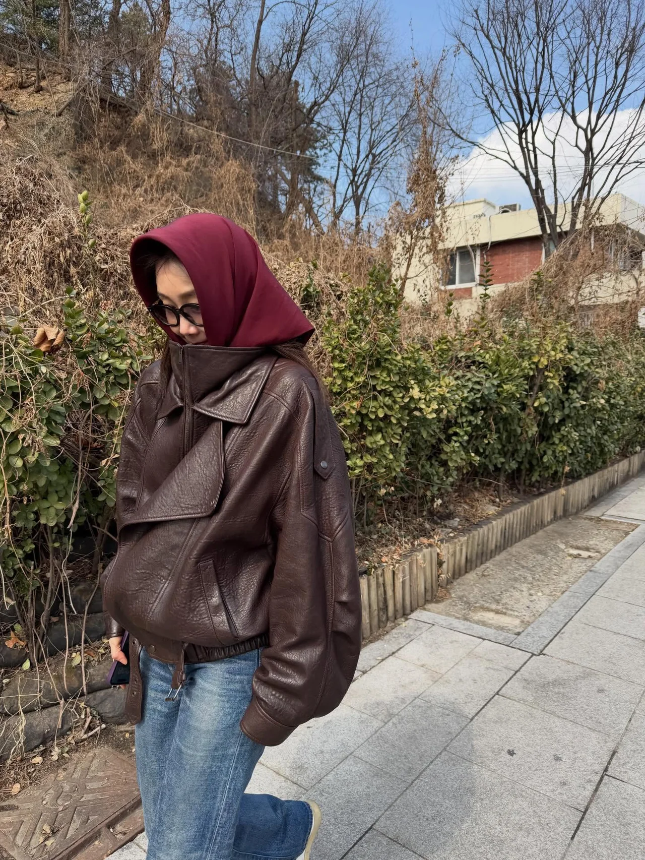 버건디 스카프 | 자칫 단조로울 수 있는 룩에 생동감을 불어넣는 컬러 포인트 /사진=최지우 인스타그램