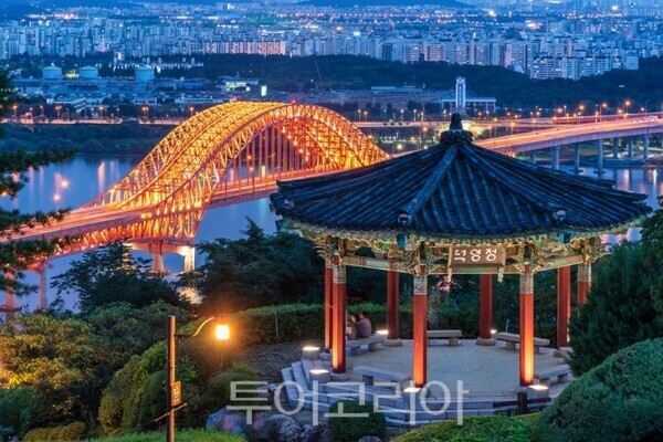 행주산성에서 내려다 본 한강 야경/투어코리아뉴스 김경남 기자