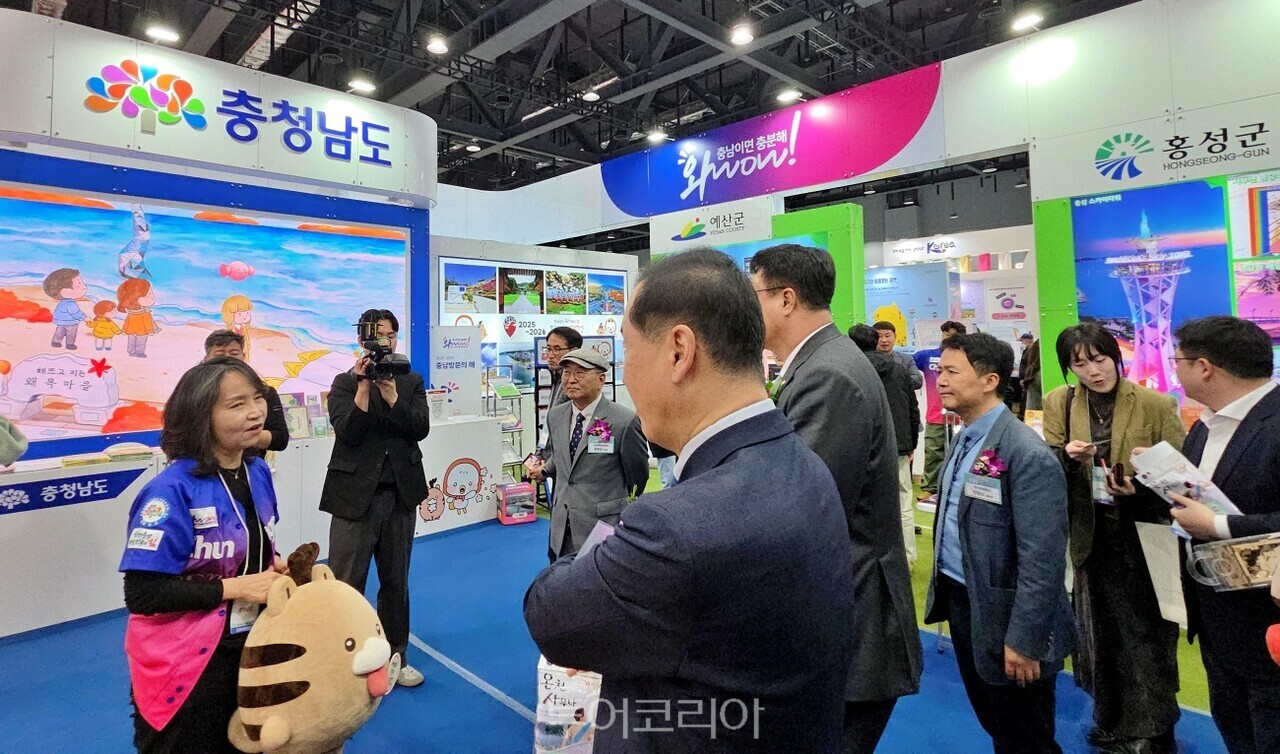 김대현 차관 등 참가자들이 충청남도 부스에 들려, 충남도만의 매력을 접했다. / 사진-투어코리아