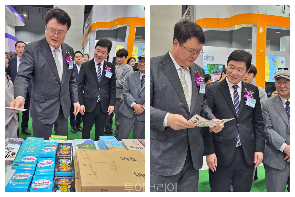 김대현 차관 등  참가자들이 강원도 부스에 들려, 영화 '왕사남'으로 최근 핫한 영월관광 리플릿을 살펴보고 있다. / 사진-투어코리아