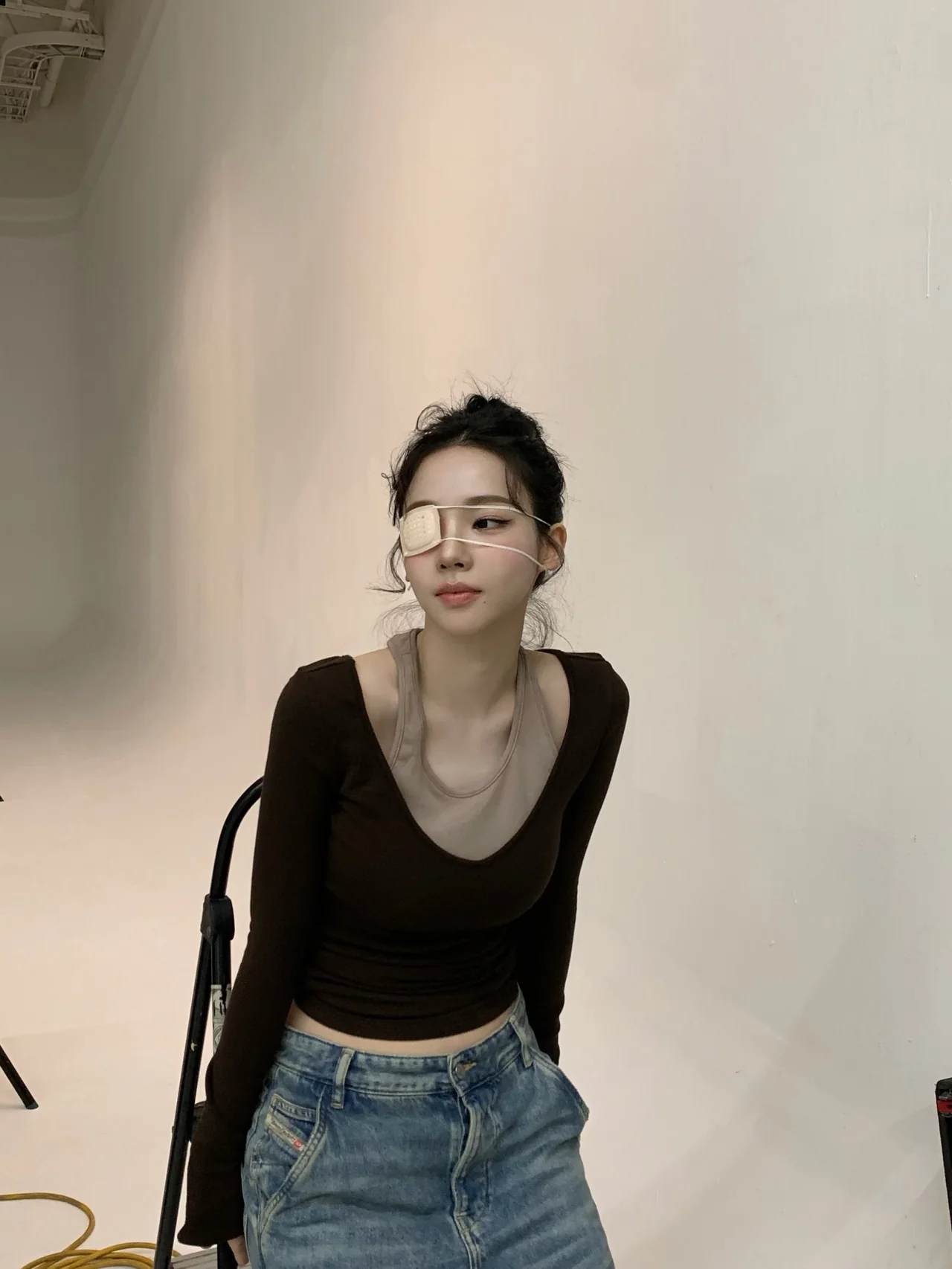 안대 줄을 잡아당기며 촬영장에서 포즈를 취한 카리나 /사진=카리나 인스타그램