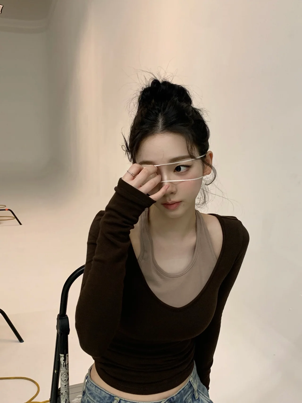 다크 브라운 크롭탑에 카고 데님, 촬영장 비하인드에서도 스타일을 잃지 않은 카리나 /사진=카리나 인스타그램