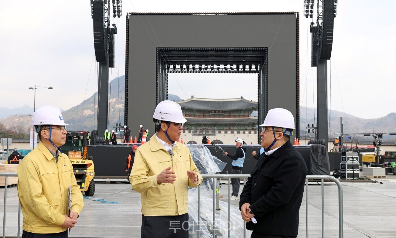 최휘영 문화체육관광부 장관이 방탄소년단(BTS) 컴백 공연을 하루 앞둔 20일 공연이 열리는 서울 종로구 광화문 광장을 찾아 하이브 관계자 등과 함께 현장을 점검하고 있다. / 사진- 문체부