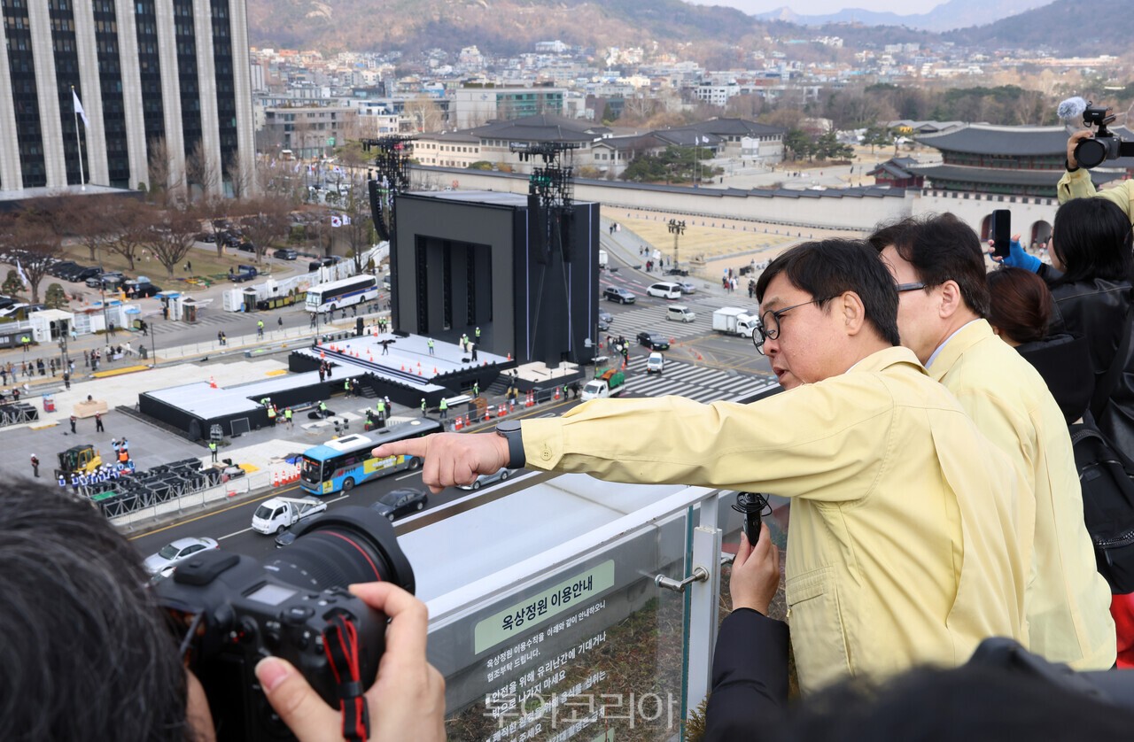 최휘영 문화체육관광부 장관이 방탄소년단(BTS) 컴백 공연을 하루 앞둔 20일 서울 종로구 대한민국역사박물관 옥상에서 공연이 열릴 광화문 광장을 살펴보고 있다./사진-문체부