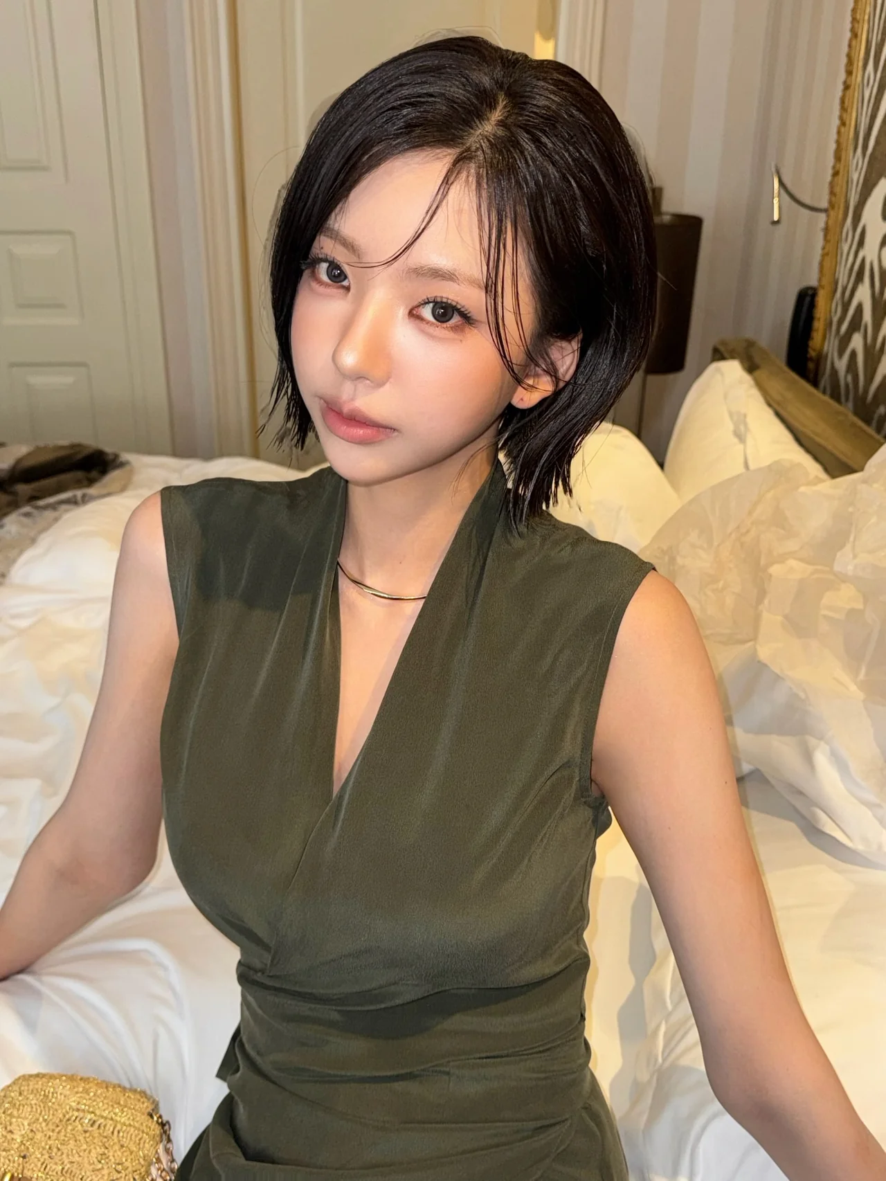 카키 슬리브리스 드레스 | 깊게 파인 V넥과 드레이핑 디테일이 돋보이는 우아한 스타일 /사진=김고은 인스타그램