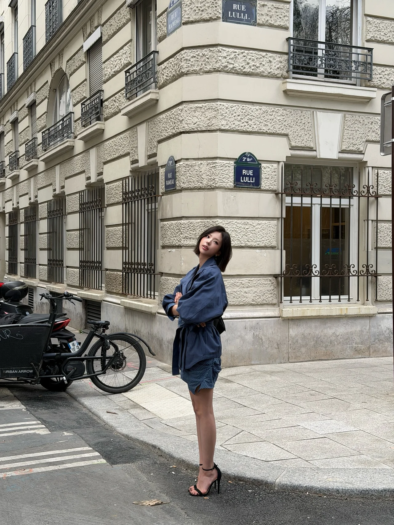 블루 벨티드 점퍼 | 볼륨감 있는 소매와 벨트 디테일로 연출한 독특한 실루엣 /사진=김고은 인스타그램