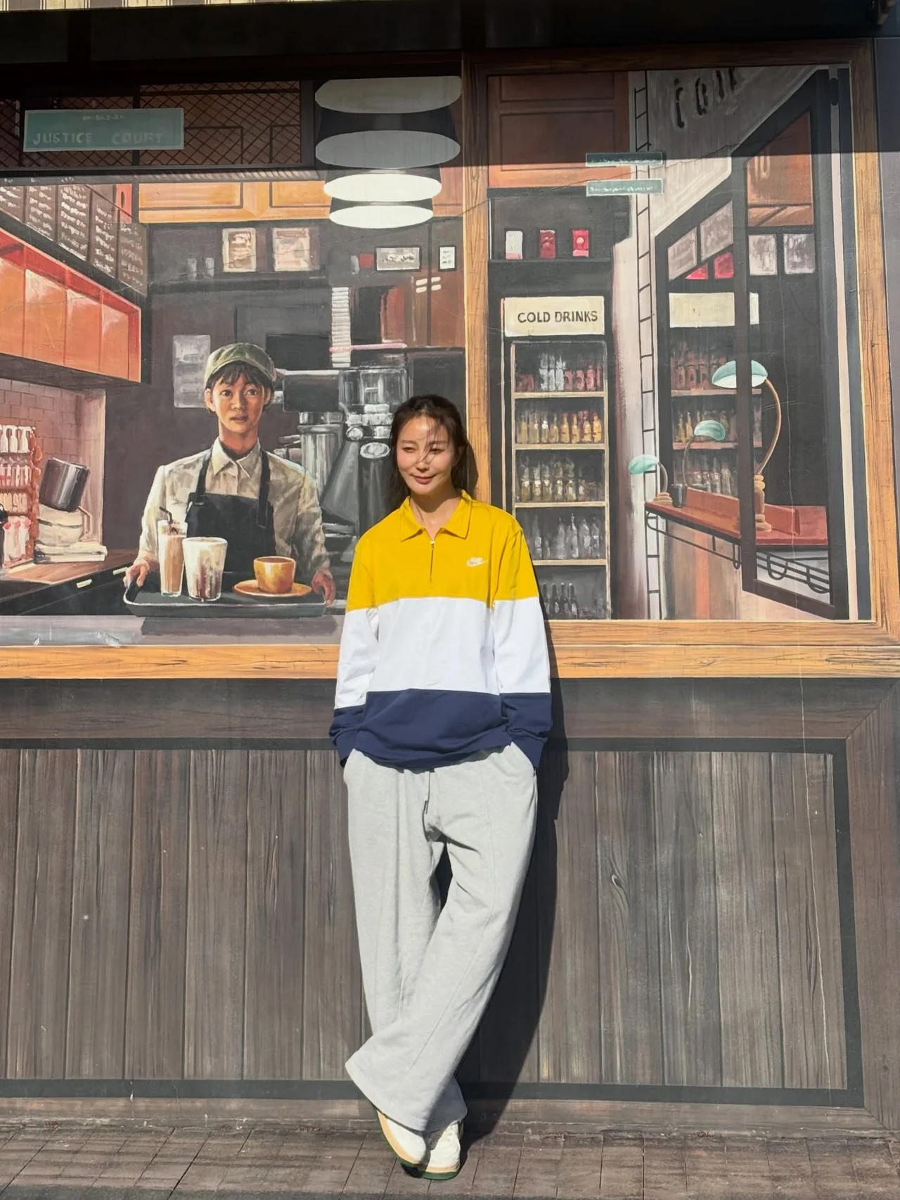 옐로우·화이트·네이비 컬러블록 하프집업+라이트 그레이 와이드 조거 팬츠+화이트 스니커즈 /사진=안혜경 인스타그램