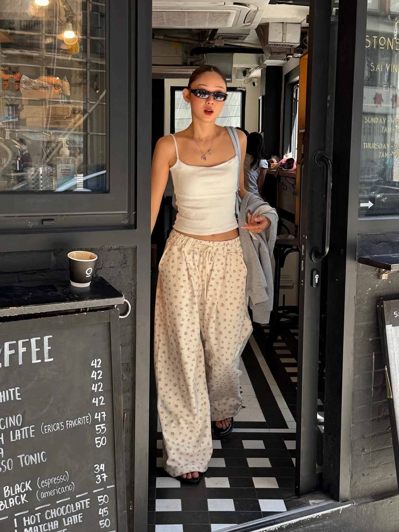 화이트 크롭 탱크탑+플로럴 드로스트링 와이드 팬츠+그레이 카디건+라이트 블루 숄더백+블랙 슬라이드 /사진=젤라비 인스타그램