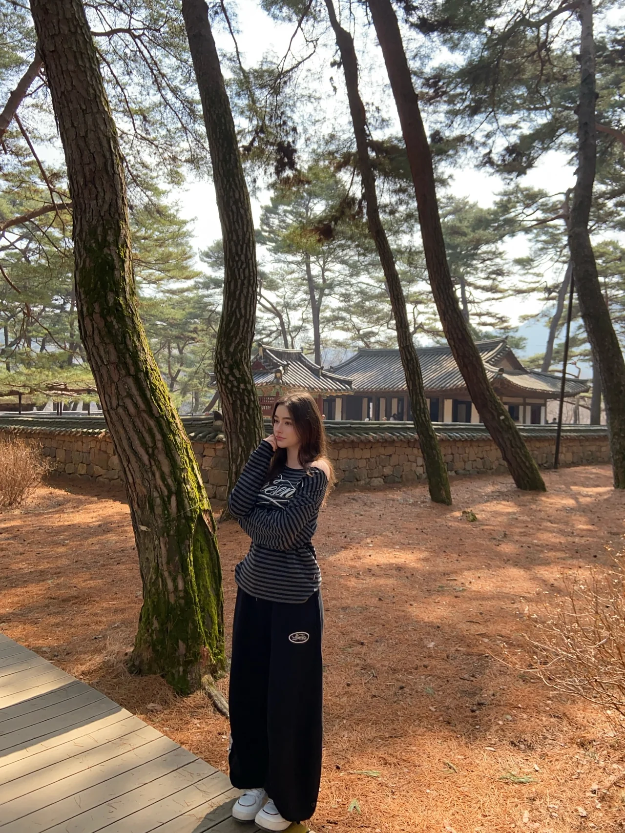 /사진=핑크 트위드도, 네이비 셋업도— 이유리의 일본 여행룩은 처음부터 끝까지 계획적이다