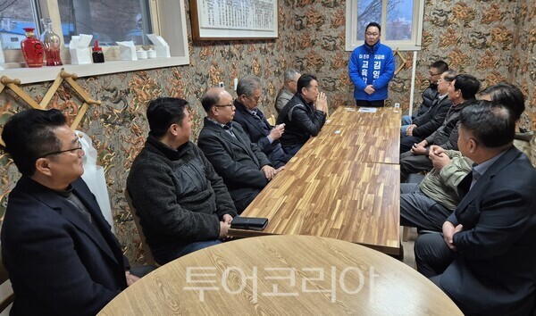 ▲김영춘 충남교육감 예비후보가 지난 20일 예산군 충남교육대전환 주민간담회에 참석해 ‘공유대학 네트워크형 고교학점제’ 비전을 제시하고 있다. /사진-김영춘 충남교육감 예비후보 캠프