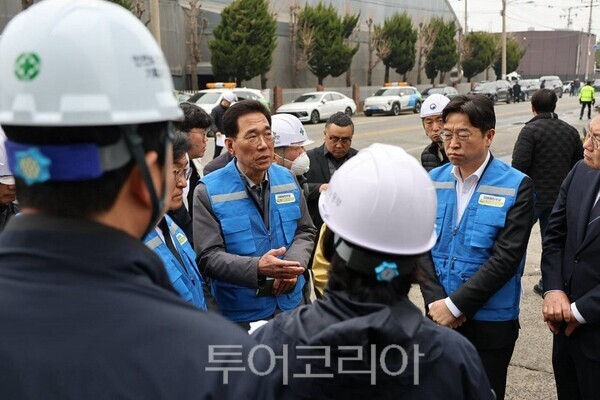 더불어민주당 산재예방TF(단장 김주영 의원)가 22일 오전 8시 대전 대덕구 화재 사고 현장 방문 하고 있다.