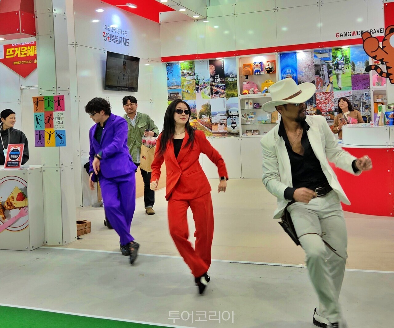 내나라여행박람회 강원특별자치도 홍보 부스에서는 춘천마임축제를 알리는 퍼포먼스가 펼쳐져 관람객들의 발길을 사로잡았다. / 사진-투어코리아