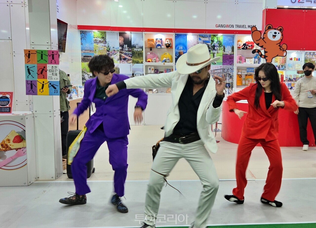 내나라여행박람회 강원특별자치도 홍보 부스에서는 춘천마임축제를 알리는 퍼포먼스가 펼쳐져 관람객들의 발길을 사로잡았다. / 사진-투어코리아