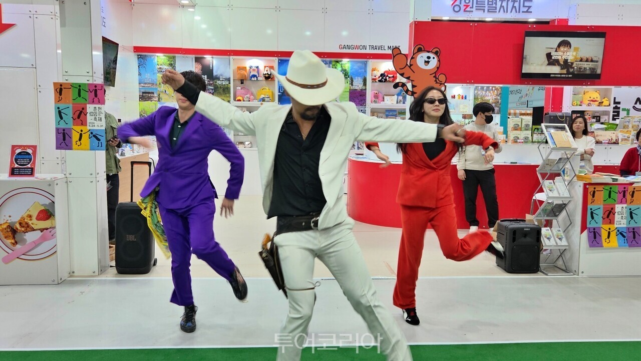 내나라여행박람회 강원특별자치도 홍보 부스에서는 춘천마임축제를 알리는 퍼포먼스가 펼쳐져 관람객들의 발길을 사로잡았다. / 사진-투어코리아