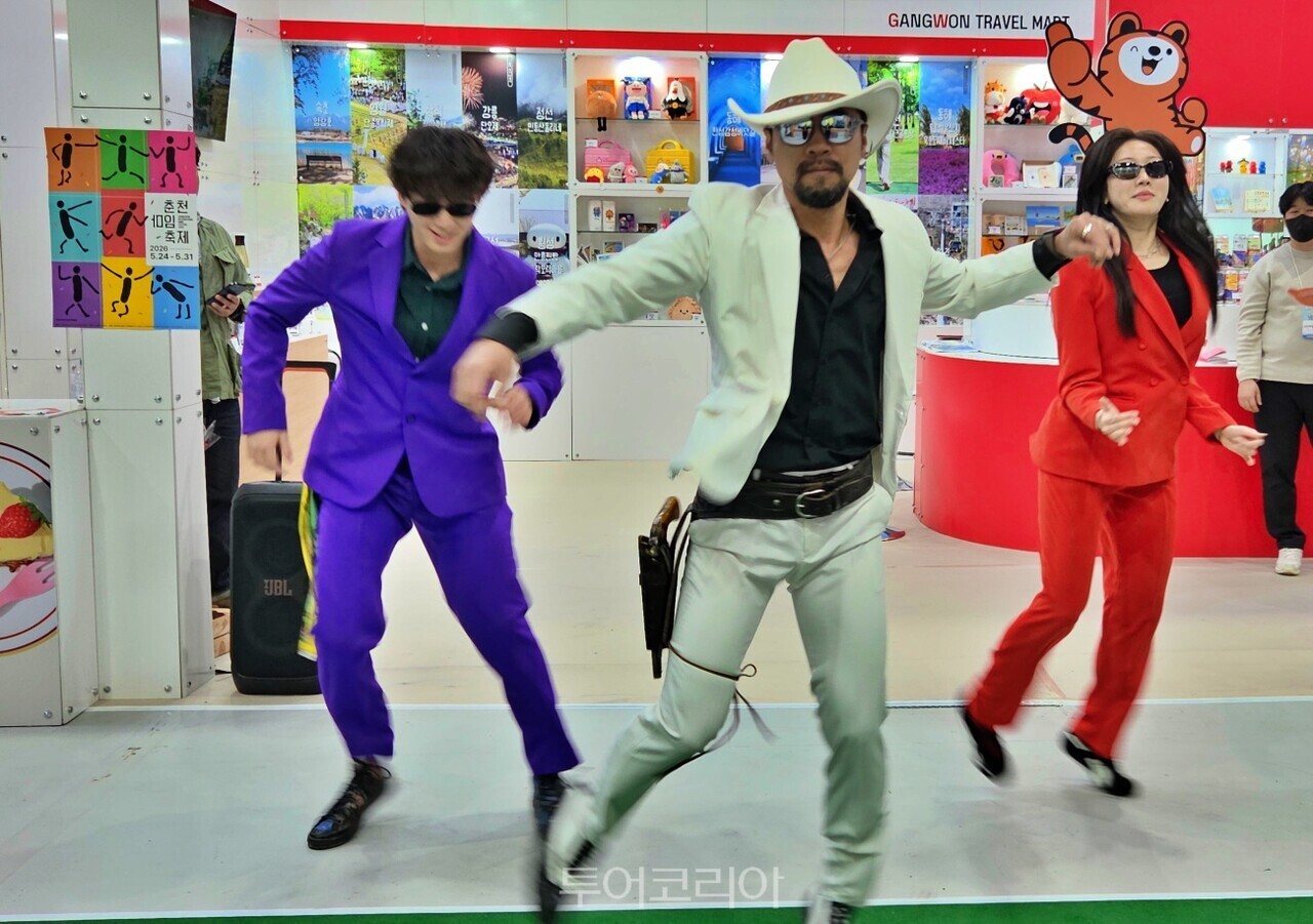 내나라여행박람회 강원특별자치도 홍보 부스에서는 춘천마임축제를 알리는 퍼포먼스가 펼쳐져 관람객들의 발길을 사로잡았다. / 사진-투어코리아