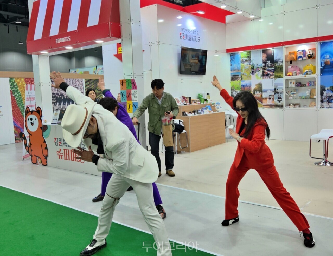 내나라여행박람회 강원특별자치도 홍보 부스에서는 춘천마임축제를 알리는 퍼포먼스가 펼쳐져 관람객들의 발길을 사로잡았다. / 사진-투어코리아