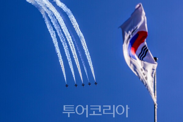 블랙이글스의 화려한 에어쇼 장면 / 사진_투어코리아 유지훈 기자