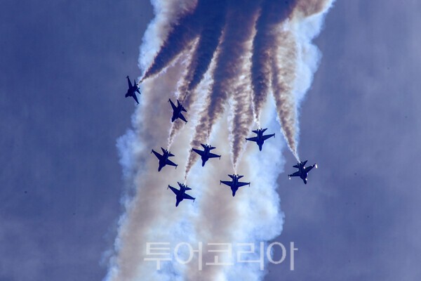 블랙이글스의 화려한 에어쇼 장면 / 사진_투어코리아 유지훈 기자