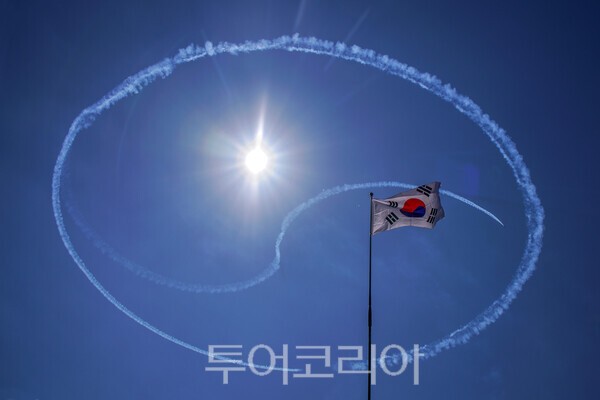 블랙이글스의 화려한 에어쇼 장면 / 사진_투어코리아 유지훈 기자