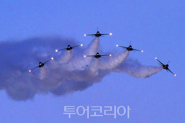 ​블랙이글스의 화려한 에어쇼 장면 / 사진_투어코리아 유지훈 기자