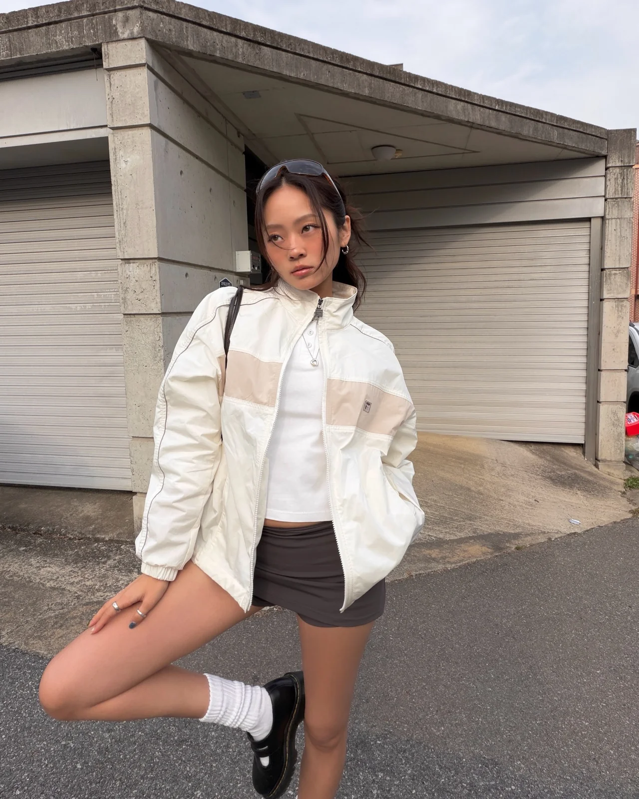 크림 빈티지 바람막이에 모카 미니 스커트, 닥터마틴으로 마무리한 스포티 믹스매치 /사진=신혜정 인스타그램