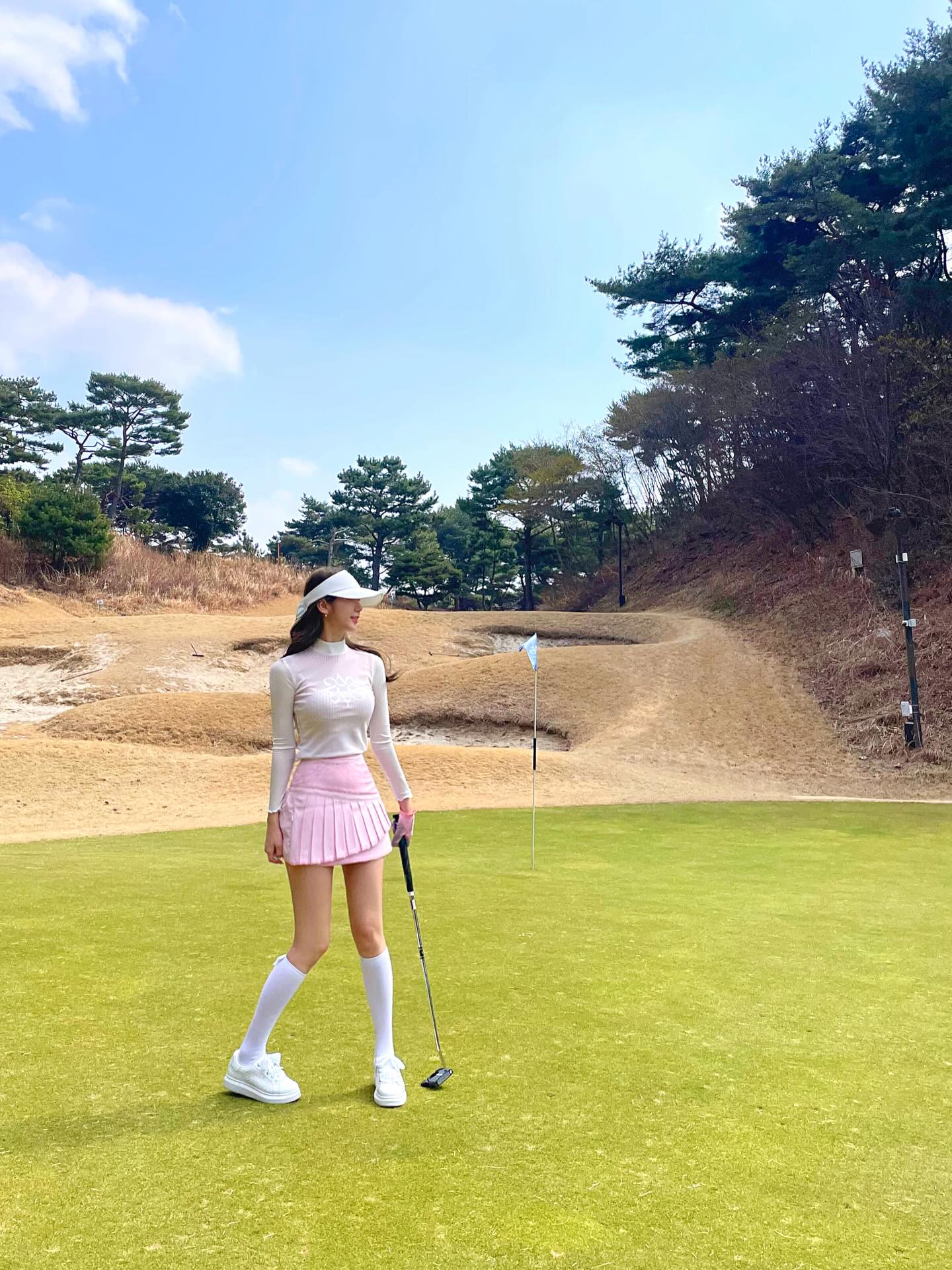 아이보리 모크넥 탑에 핑크 플리츠 스커트로 완성한 봄 라운드룩
/사진=문진희 인스타그램