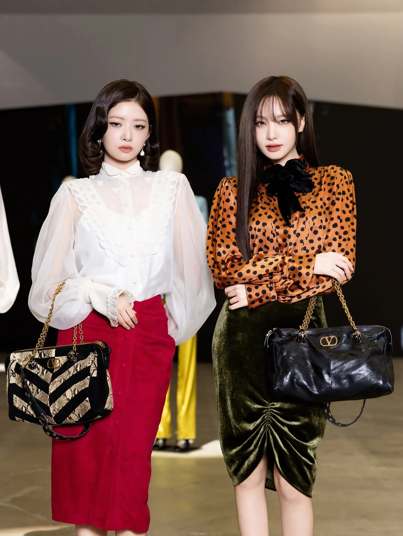 화이트 블라우스 차림의 레이와 함께한 투 샷, 두 룩의 온도 차가 선명하다 /사진=리즈 인스타그램