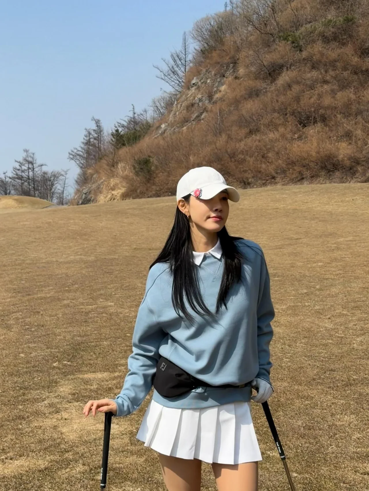 아이보리 모크넥 탑에 핑크 플리츠 스커트로 완성한 봄 라운드룩 /사진=문진희 인스타그램