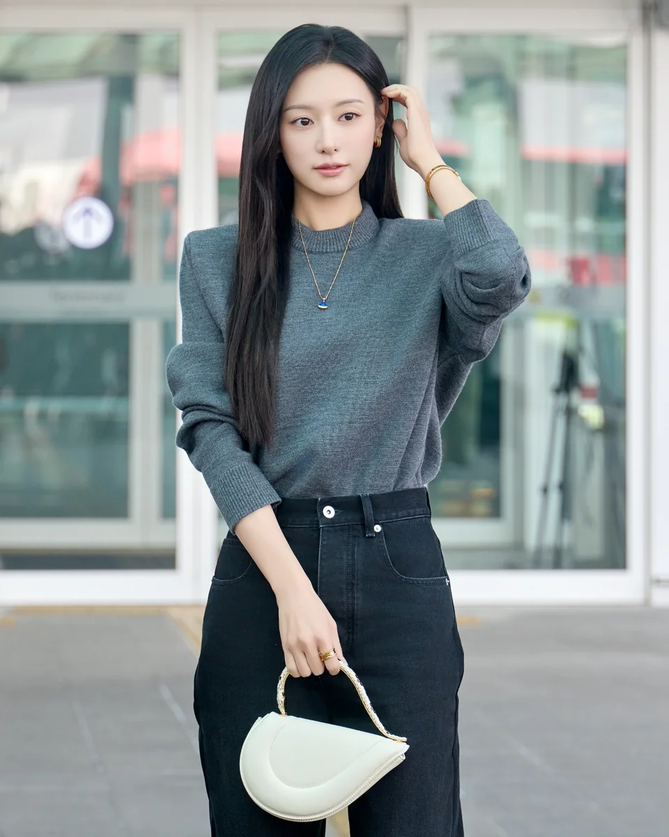 배우 김지원이 불가리 '디바스 드림' 네크리스로 우아한 공항 패션을 선보였다.