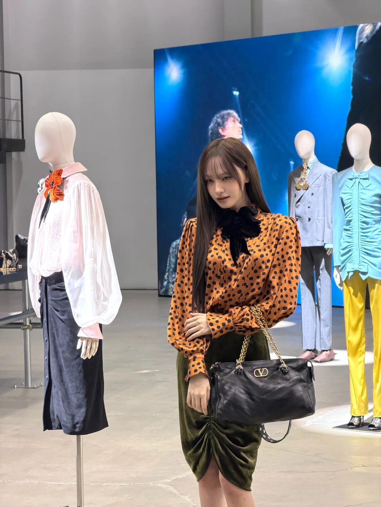 오렌지 폴카닷 새틴 블라우스에 올리브 벨벳 러치드 스커트, 블랙 발렌티노 체인백으로 완성한 리즈의 스타일링 /사진=리즈 인스타그램